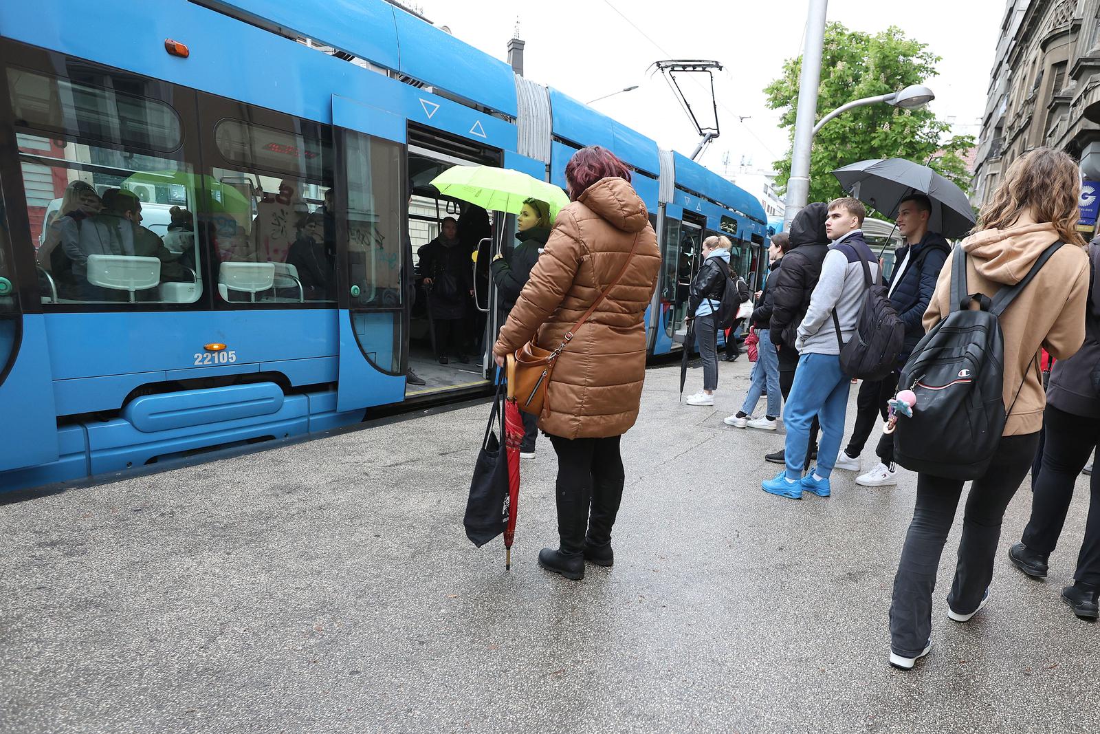 23.04.2024., Zagreb - Kisni utorak poceo je kvarom tramvaja kod Kvatrnikovog trga, dugim kolonom tramvaja u Maksimirskoj i putnicima koji hodaju do odredista.
 Photo: Patrik Macek/PIXSELL