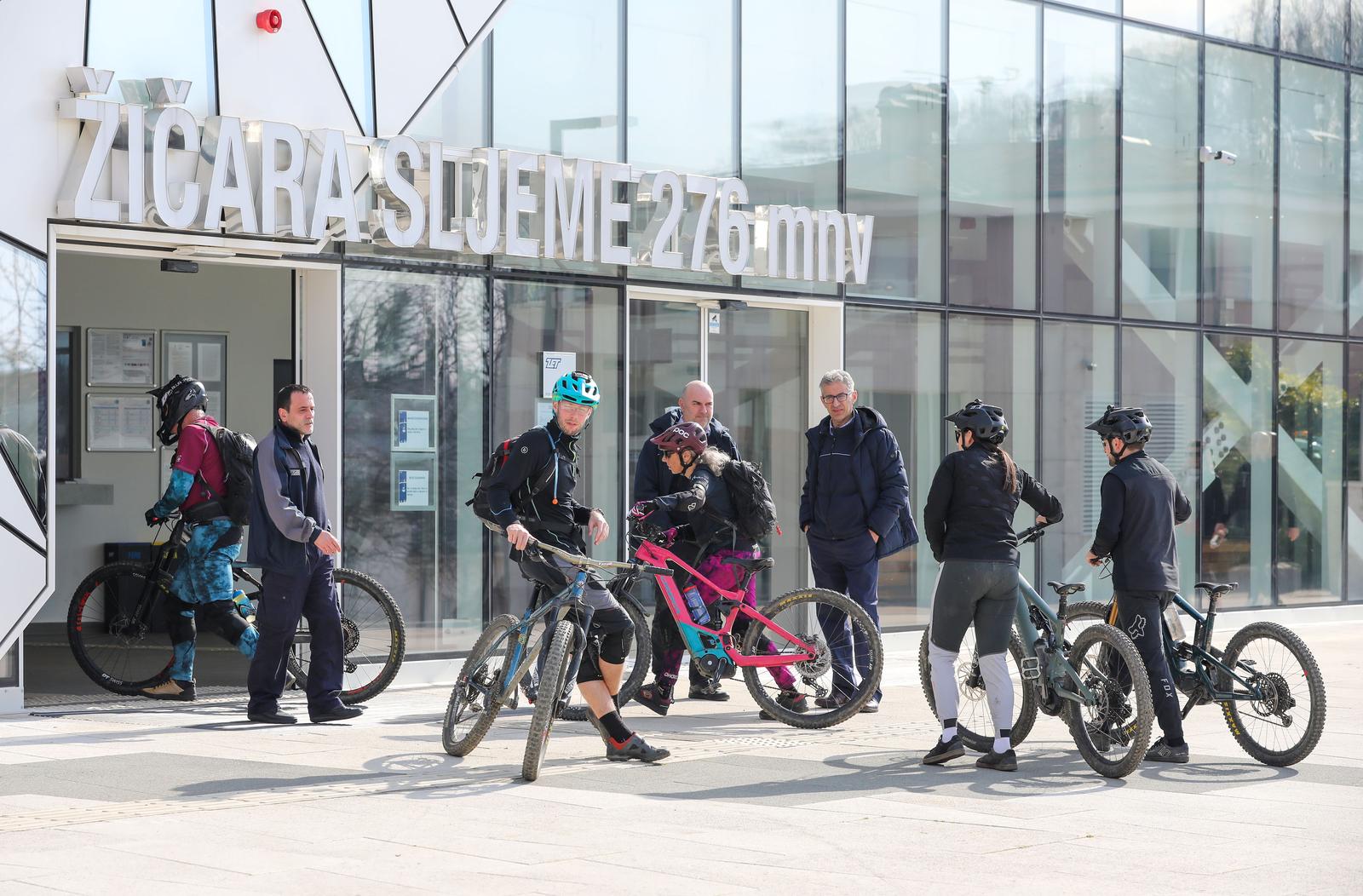 17.2.2024.,Zagreb - Mnogi gradjani iskoristili su lijepo vrijeme za izlet i rekreaciju na Sljemenu ,a Zet je odlucio gradjanima pokloniti besplatnu voznju zicarom.  Photo: Jurica Galoic/PIXSELL