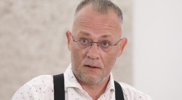 21.07.2023., Zagreb - Na zahtjev predsjednika Milanovica zastupnici su se okupili na izvanrednu sjednicu Sabora. Na dnevnom redu sjednice, koja ce trajati tri dana, su strajk sudskih namjestenika i plinska afera. Zlatko Hasanbegovic donio je u sabornicu kosarkasku loptu.  Photo: Patrik Macek/PIXSELL