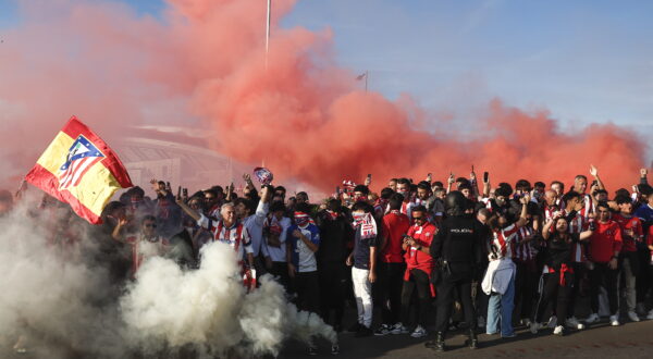 epa11270843 Atletico Madrid's fans cheer as they wait for their team's arrival ahead of the UEFA Champions League quarter-final, 1st leg soccer match between Atletico Madrid and Borussia Dortmund, in Madrid, Spain, 10 April 2024.  EPA/SERGIO PEREZ