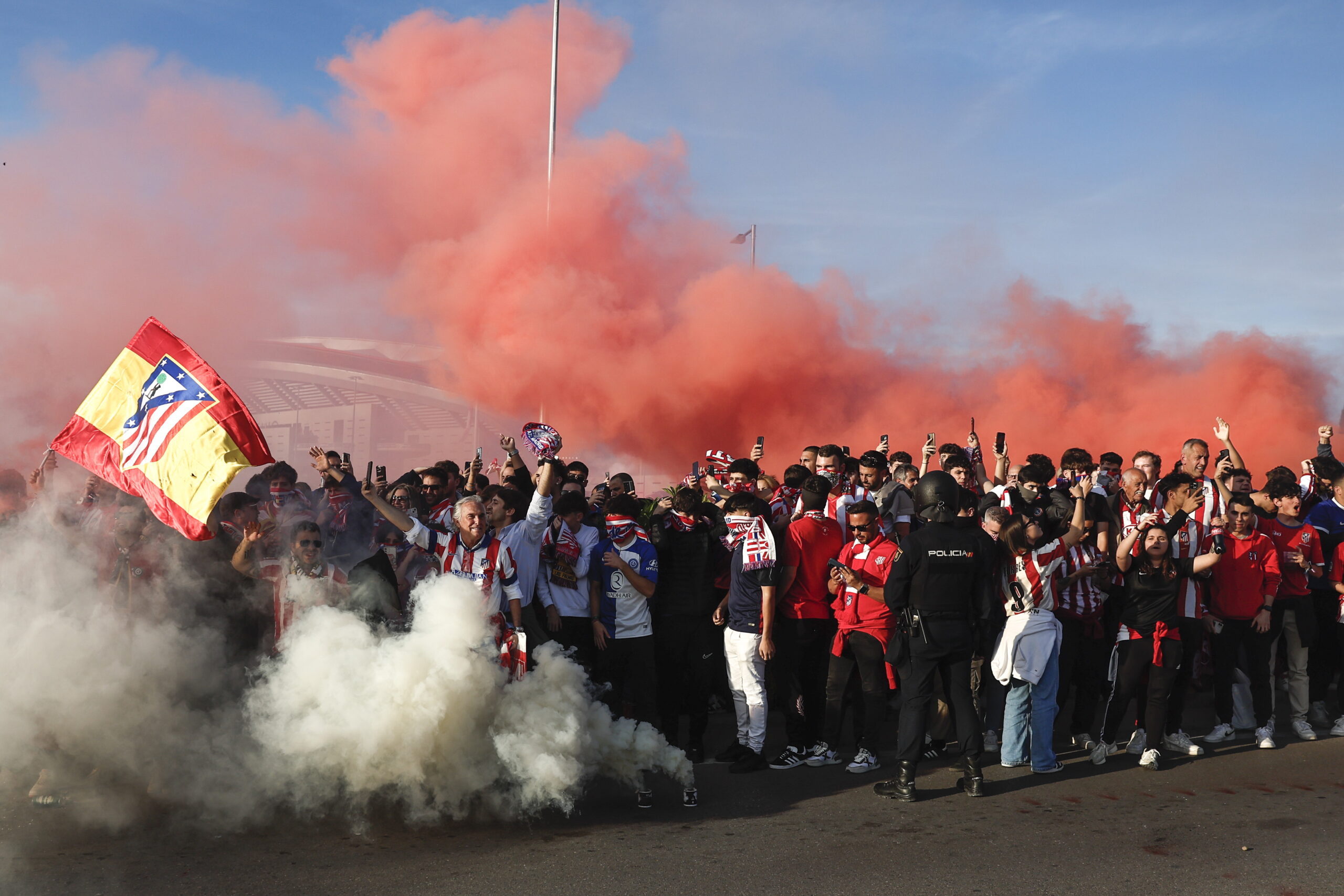 epa11270843 Atletico Madrid's fans cheer as they wait for their team's arrival ahead of the UEFA Champions League quarter-final, 1st leg soccer match between Atletico Madrid and Borussia Dortmund, in Madrid, Spain, 10 April 2024.  EPA/SERGIO PEREZ