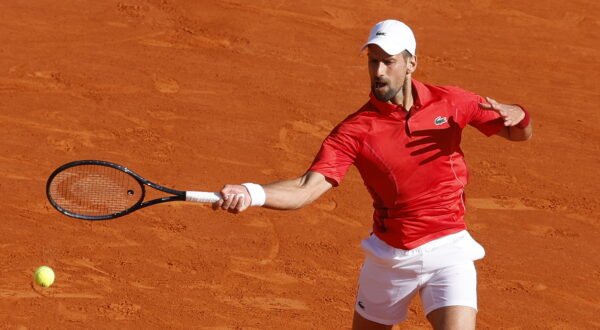 epa11274879 Novak Djokovic of Serbia in action during his quarter final match against Alex De Minaur of Australia at the ATP Monte Carlo Masters tennis tournament in Roquebrune Cap Martin, France, 12 April 2024.  EPA/SEBASTIEN NOGIER