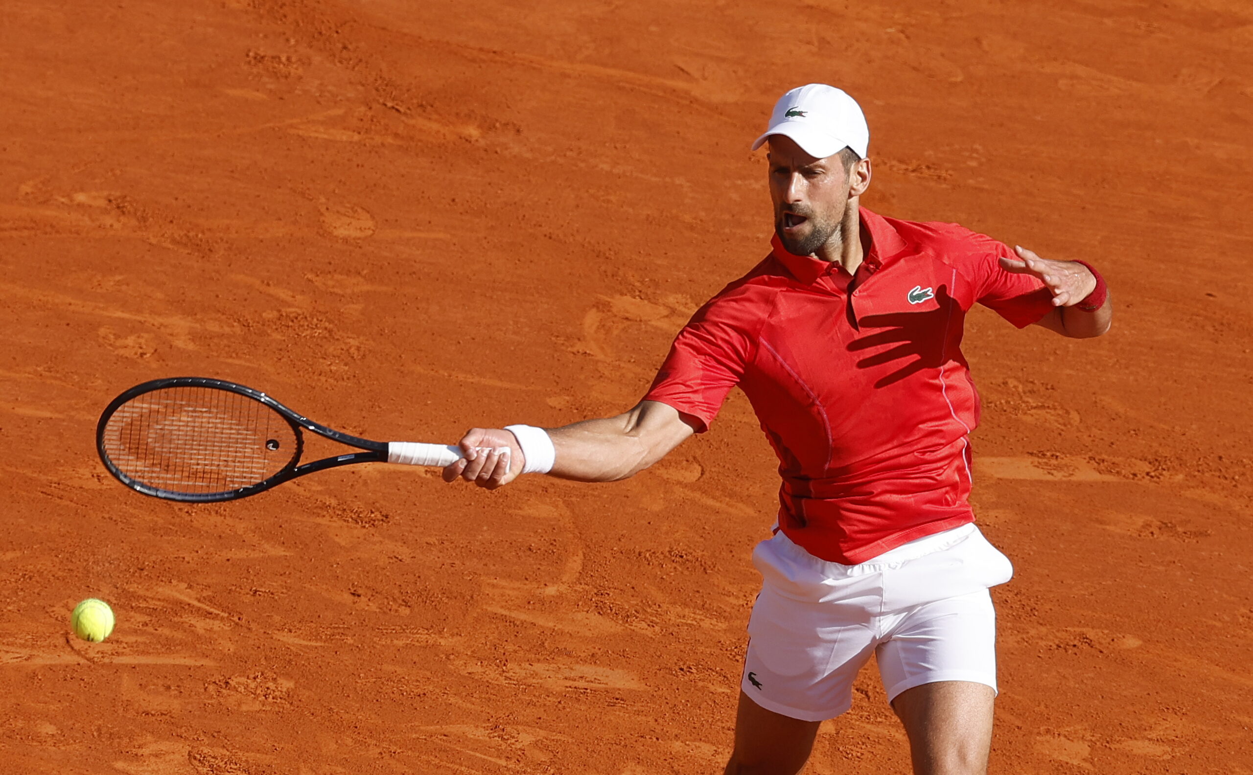 epa11274879 Novak Djokovic of Serbia in action during his quarter final match against Alex De Minaur of Australia at the ATP Monte Carlo Masters tennis tournament in Roquebrune Cap Martin, France, 12 April 2024.  EPA/SEBASTIEN NOGIER