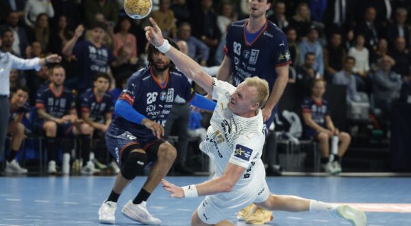 epa11298733 Hugo Bryan Monte Dos santos (L) of Montpellier HB and Patrick Wiencek (C) of THW Kiel in action during the EHF Champions League Round of 8, 1st leg handball match between Montpellier HB and THW Kiel, in Montpellier, France, 24 April 2024.  EPA/Guillaume Horcajuelo