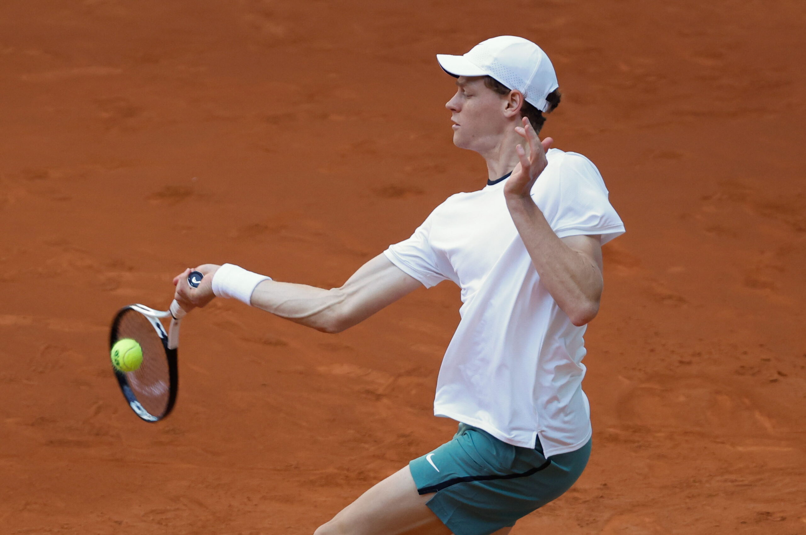 epa11310538 Jannik Sinner of Italy in action during his round of 16 match against Karen Khachanov of Russia at the Madrid Open tennis tournament in Madrid, Spain, 30 April 2024.  EPA/JUANJO MARTIN