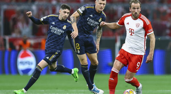 epa11310915 Real Madrid's Federico Valverde (L) and Real Madrid's Toni Kroos (C) in action against Munich's Harry Kane (R) during the UEFA Champions League semi final, 1st leg match between Bayern Munich and Real Madrid in Munich, Germany, 30 April 2024.  EPA/FILIP SINGER