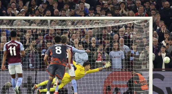 epa11315324 Douglas Luiz (C-R) of Aston Villa fails to convert a penalty against Olympiacos goalkeeper Konstantinos Tzolakis (R) during the UEFA Europa League semi final, 1st leg match between Aston Villa and Olympiacos Piraeus in Birmingham, Britain, 02 May 2024.  EPA/ADAM VAUGHAN