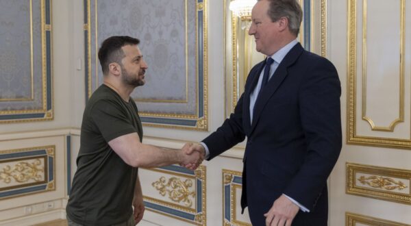 epa11315707 A handout photo made available by the Ukrainian Presidential Press Service shows Ukrainian President Volodymyr Zelensky (L) welcoming British Foreign Secretary David Cameron (R) to Kyiv, Ukraine, 03 May 2024. Cameron arrived in Kyiv to meet with top Ukrainian officials amid the ongoing Russian invasion.  EPA/PRESIDENTIAL PRESS SERVICE HANDOUT   HANDOUT EDITORIAL USE ONLY/NO SALES HANDOUT EDITORIAL USE ONLY/NO SALES