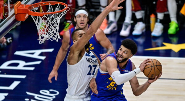epa11318986 Denver Nuggets guard Jamal Murray (R) prepares to shoot and score under coverage by Minnesota Timberwolves center Rudy Gobert (L) during the fourth quarter of game one of the Western Conference semifinal series between the Minnesota Timberwolves and the Denver Nuggets at Ball Arena in Denver, Colorado, USA, 04 May 2024.  EPA/DUSTIN BRADFORD SHUTTERSTOCK OUT