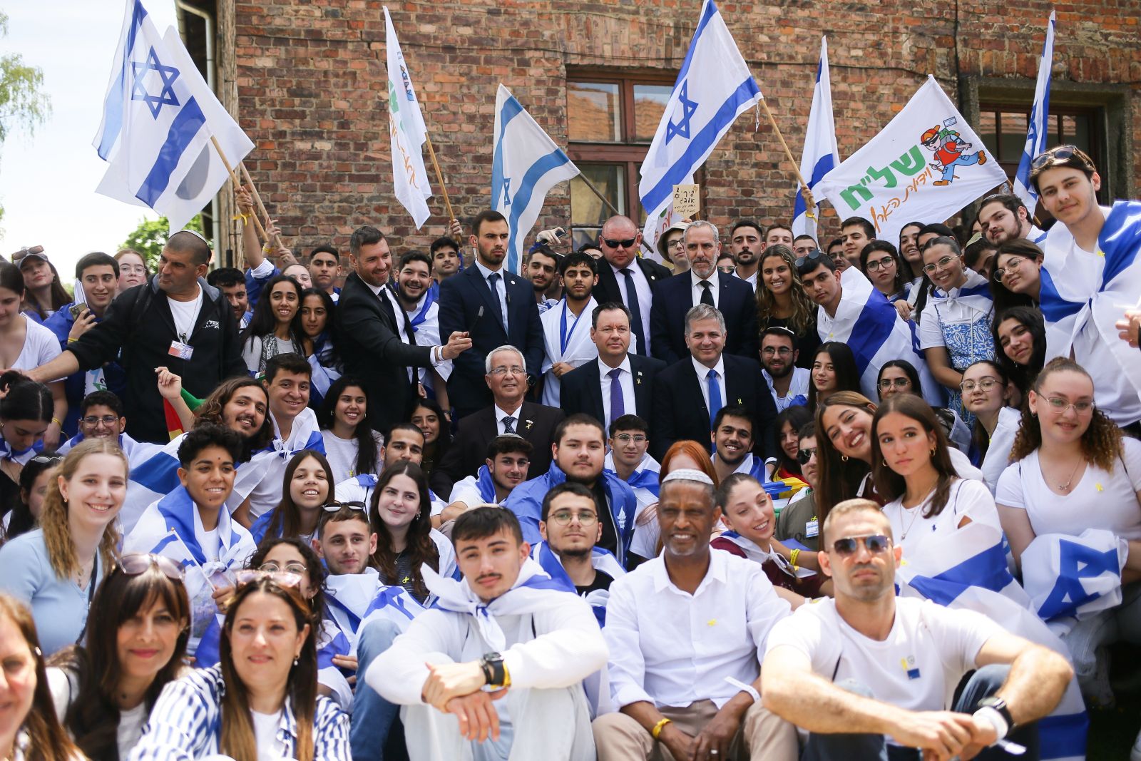 epa11321323 Israeli Education Minister Yoav Kisch (C-R) and Israeli Ambassador to Poland Yacov Livne (C) take part the 'March of the Living' at the site of the former Nazi German concentration and extermination camp Auschwitz in Oswiecim, Poland, 06 May 2024. Participants of the annual March of the Living, that takes place since 1988, walk on the 'road of death' from Auschwitz I to Auschwitz II-Birkenau at the site of Nazi German concentration and extermination camp Auschwitz-Birkenau, to commemorate the Holocaust Remembrance Day. Over 1.1 million people, mostly Jews, lost their lives in Auschwitz death camps during the World War II.  EPA/JAREK PRASZKIEWICZ POLAND OUT