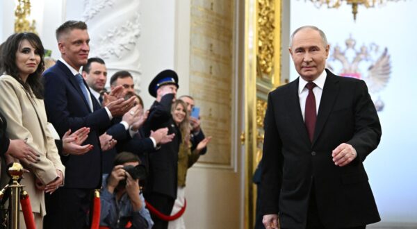 epa11324077 Russian President Vladimir Putin (R) attends the inauguration ceremony in the Kremlin, Moscow, Russia, 07 May 2024. Putin won the presidential elections in March 2024.  EPA/SERGEY BOBYLEV/SPUTNIK / KREMLIN / POOL