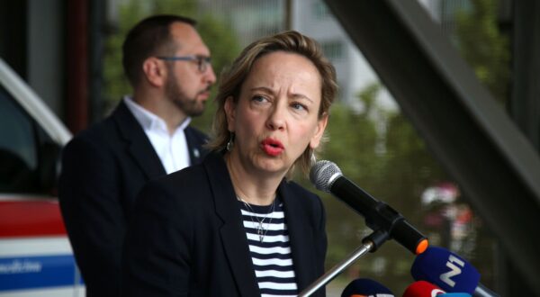 Zagreb, 07.05.2024 - Gradonačelnik Zagreba Tomislav Tomašević i zamjenici Danijela Dolenec i Luka Korlaet predstavili su prvih 10 od ukupno 19 novih vozila sanitetskog prijevoza čime će, kažu u gradu, značajno biti unaprijeđena kvaliteta i efikasnost hitne medicinske skrbi. Na fotografiji Danijela Dolenec.
foto HINA/ Denis CERIĆ /dc