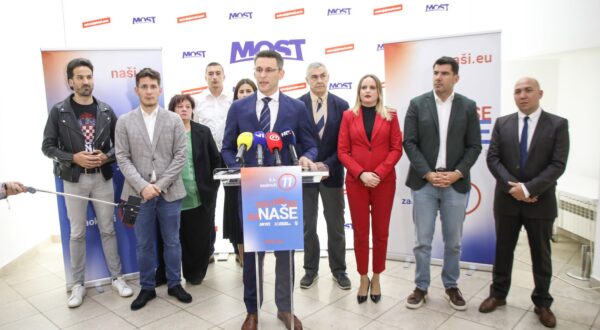 Zagreb, 14.05.2024. - Predsjednik Mosta Božo Petrov predstavio je listu kandidata te stranke na izborima za Europski parlament. Na fotografiji Marin Miletić, Zvonimir Troskot, Božo Petrov, Nikola Grmoja.
foto HINA/ Admir BULJUBAŠIĆ/ abu