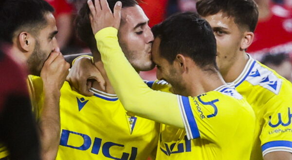 epa11343049 Cadiz's Sergi Guardiola (2-R) celebrates with teammates after scoring the 0-1 goal during the Spanish LaLiga soccer match between Sevilla FC and Cadiz CF, in Seville, Spain, 15 May 2024.  EPA/Jose Manuel Vidal