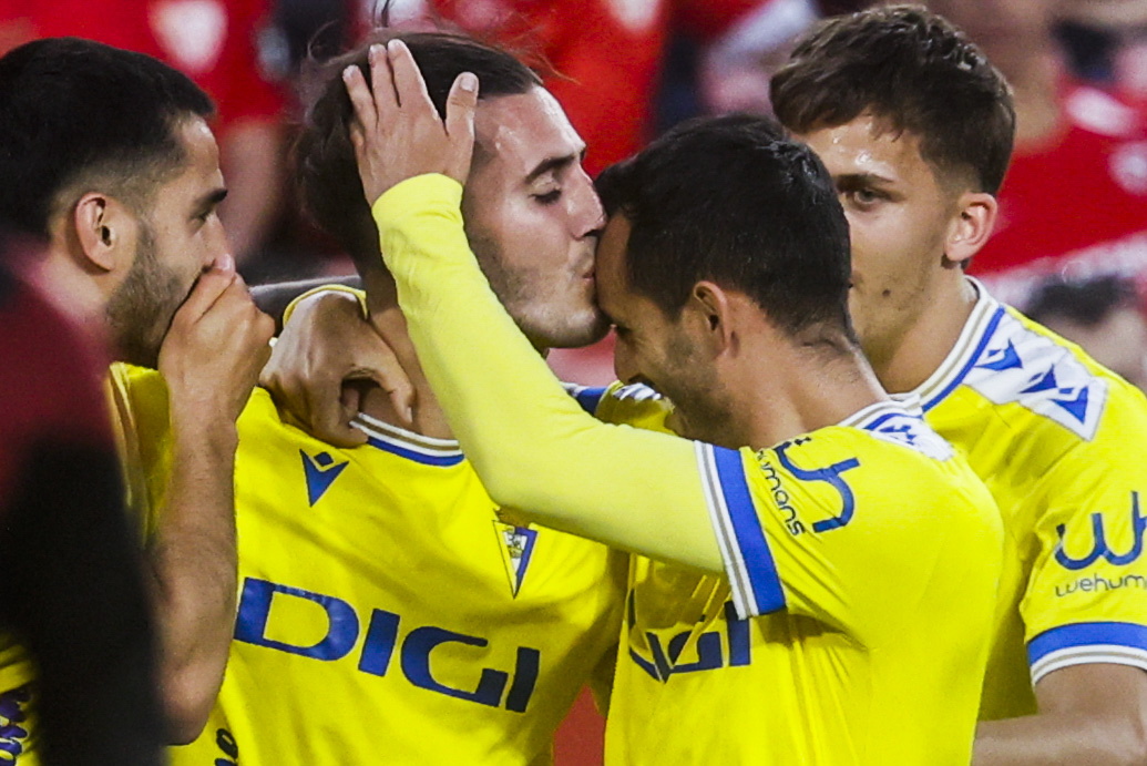 epa11343049 Cadiz's Sergi Guardiola (2-R) celebrates with teammates after scoring the 0-1 goal during the Spanish LaLiga soccer match between Sevilla FC and Cadiz CF, in Seville, Spain, 15 May 2024.  EPA/Jose Manuel Vidal