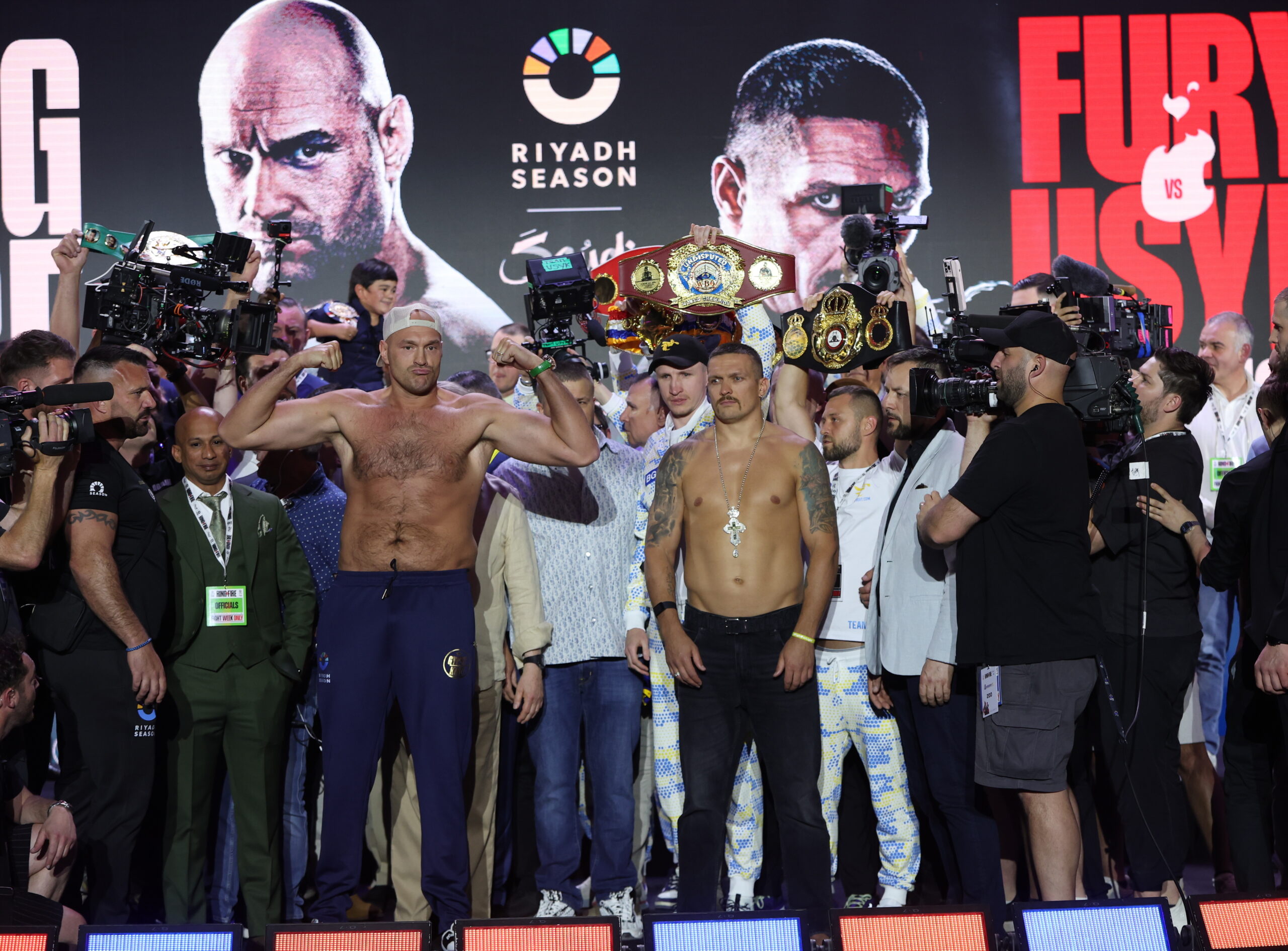 epa11348743 British boxer Tyson Fury and Oleksandr Usyk of Ukraine  face off after the weigh-in in Riyadh, Saudi Arabia, 17 May 2024. Tyson Fury and Oleksandr Usyk will face each other in the first undisputed heavyweight contest of the 21st century on 18 May 2024 in Riyadh.  EPA/ALI HAIDER