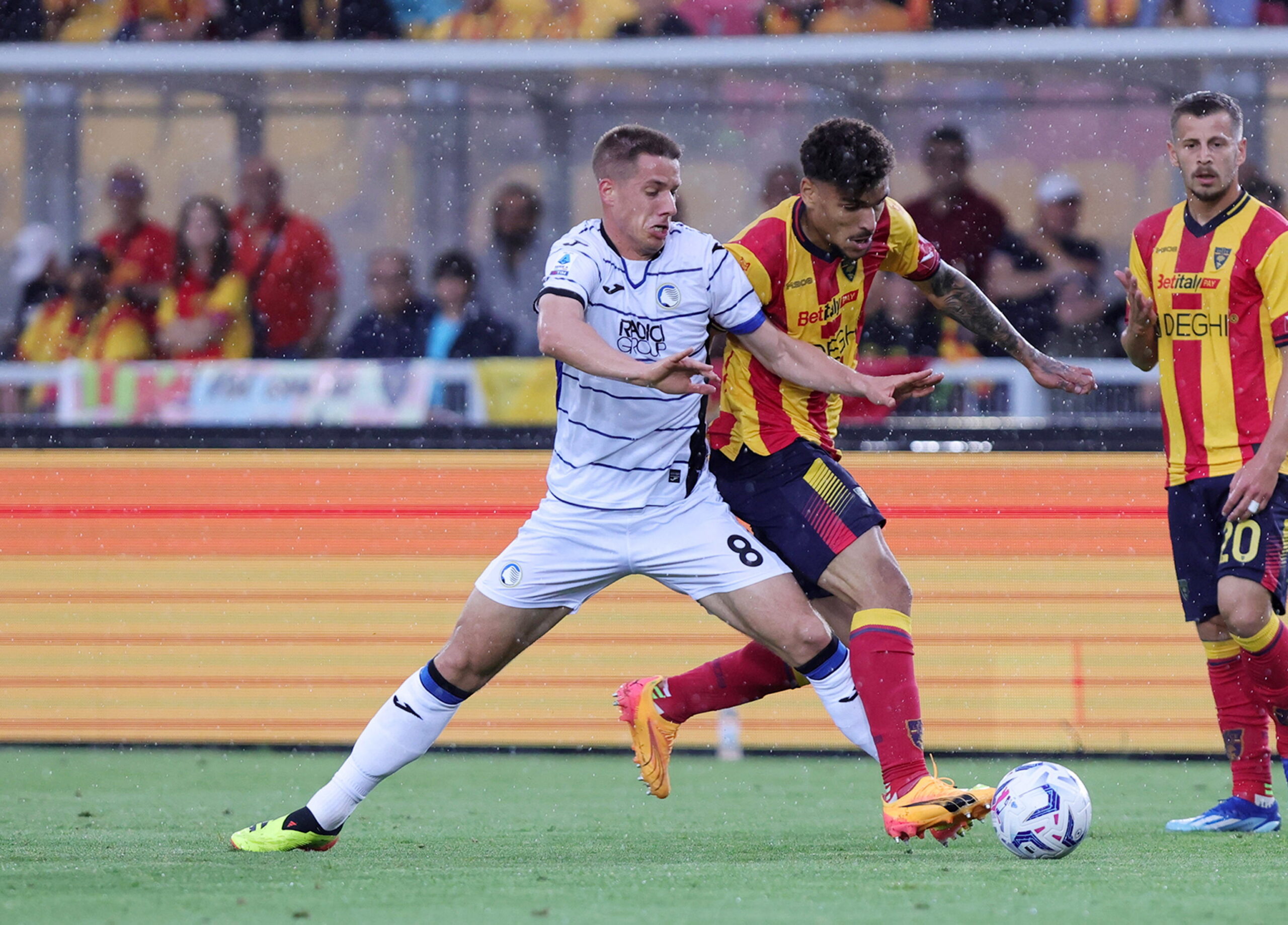 epa11351130 Lecce's Valentin Gendrey (R) and Atalanta's Mario Pasalic (L) in action during the Italian Serie A soccer match of US Lecce against Atalanta BC in Lecce, Italy, 18 May 2024.  EPA/ABBONDANZA SCURO LEZZI