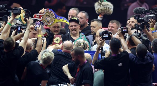 epa11351889 Oleksandr Usyk of Ukraine poses with the Undisputed Heavyweight title belt after winning against Britain's Tyson Fury in Riyadh, Saudi Arabia, 18 May 2024.  EPA/ALI HAIDER