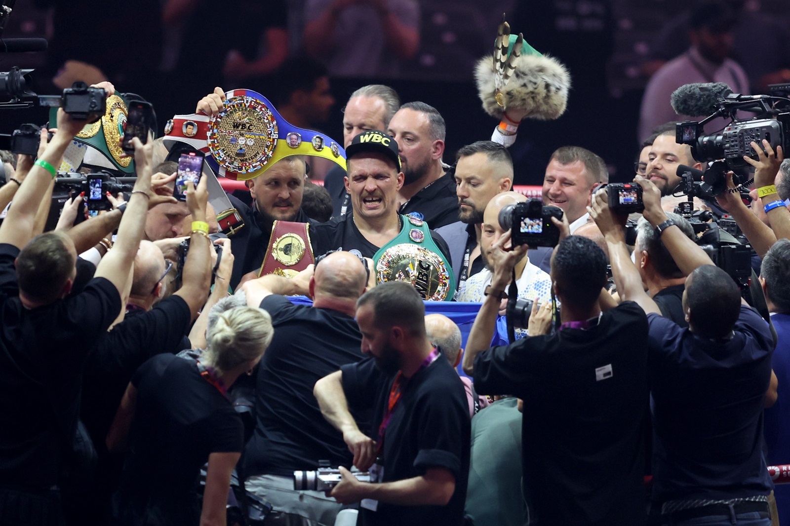 epa11351889 Oleksandr Usyk of Ukraine poses with the Undisputed Heavyweight title belt after winning against Britain's Tyson Fury in Riyadh, Saudi Arabia, 18 May 2024.  EPA/ALI HAIDER