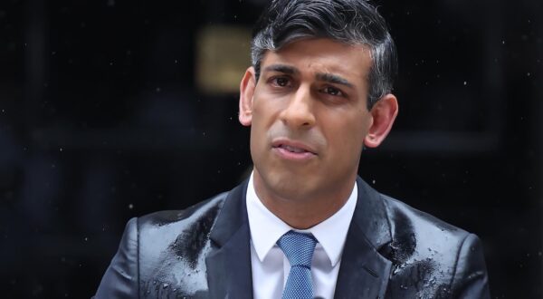 epa11360921 British Prime Minister Sunak delivers a speech outside 10 Downing Street in London, Britain, 22 May 2024. Sunak announced a snap election with polling day on 04 July 2024.  EPA/NEIL HALL