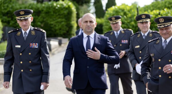 Zagreb, 27.05.2024 - U sklopu obilježavanja Dana Hrvatske vojske, Dana Hrvatske kopnene vojske i 33. obljetnice ustrojavanja Hrvatske vojske, potpredsjednik Vlade i ministar obrane Ivan Anušić i izaslanstava MORH-a i OSRH položio je vijence na posljednjim počivalištima preminulih ministara obrane i načelnika Glavnog stožera OSRH i to: Gojka Šuška, Petra Stipetića, Zvonimira Červenka, Martina Špegelja, Imre Agotića te Antona Tusa. 
foto HINA/ Damir SENČAR/ ds