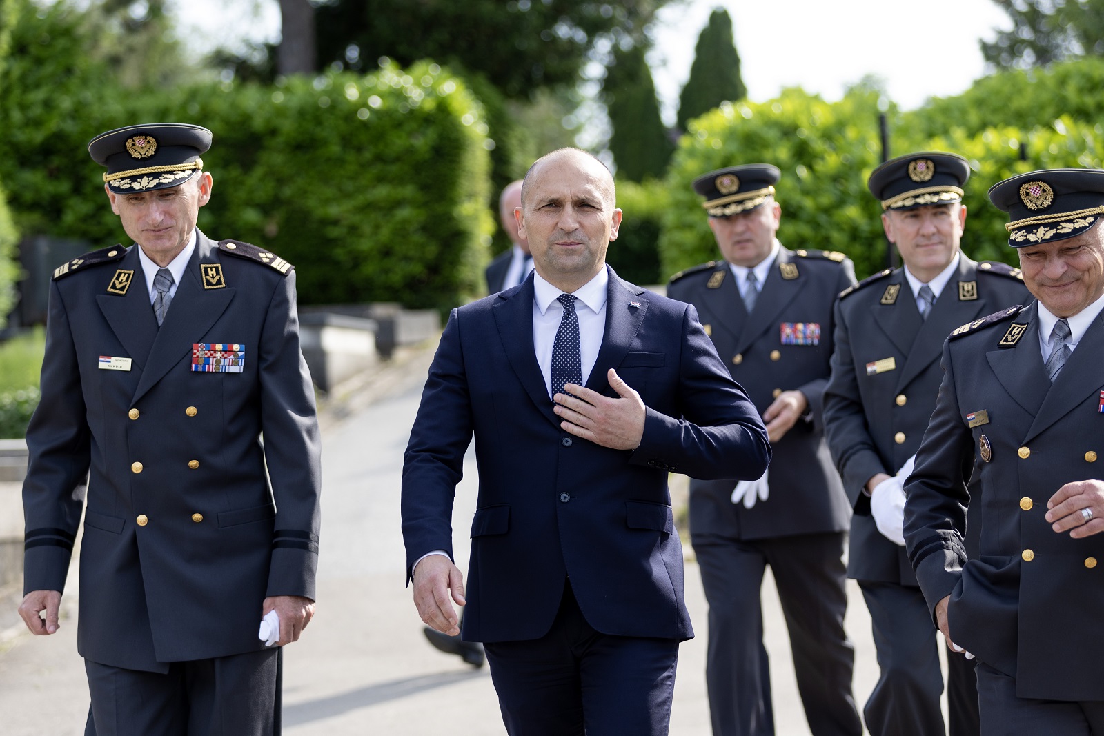 Zagreb, 27.05.2024 - U sklopu obilježavanja Dana Hrvatske vojske, Dana Hrvatske kopnene vojske i 33. obljetnice ustrojavanja Hrvatske vojske, potpredsjednik Vlade i ministar obrane Ivan Anušić i izaslanstava MORH-a i OSRH položio je vijence na posljednjim počivalištima preminulih ministara obrane i načelnika Glavnog stožera OSRH i to: Gojka Šuška, Petra Stipetića, Zvonimira Červenka, Martina Špegelja, Imre Agotića te Antona Tusa. 
foto HINA/ Damir SENČAR/ ds