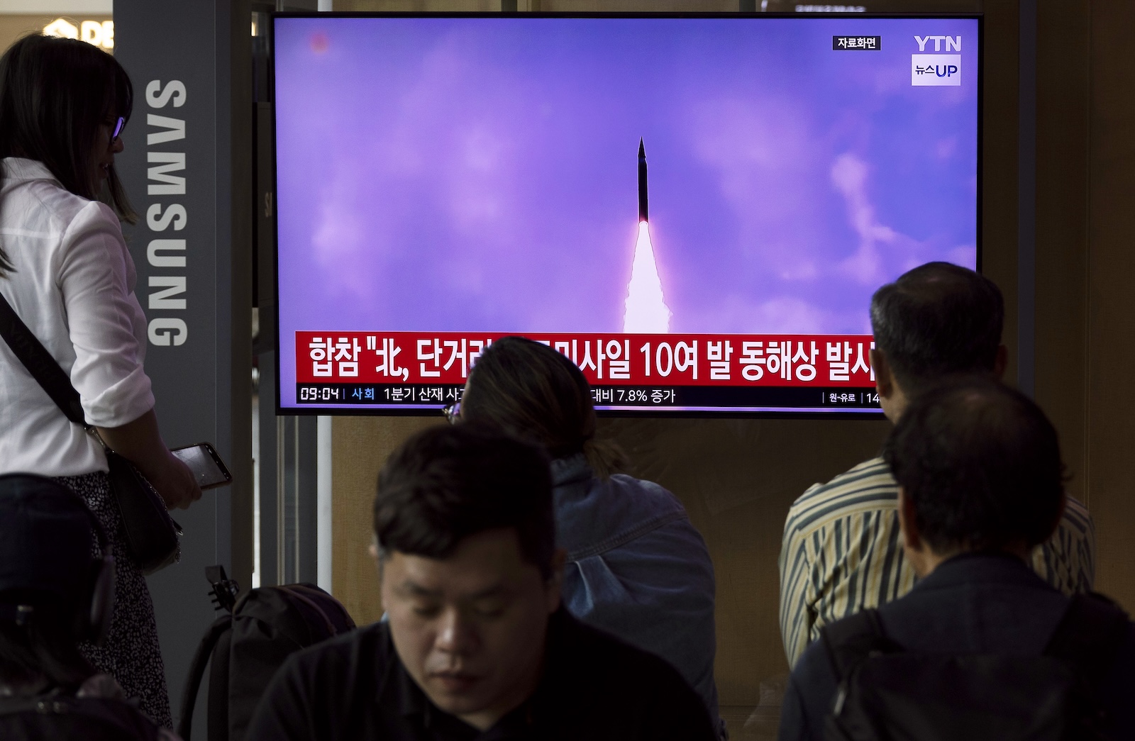 epaselect epa11378591 epa11378570 People watch a news segment on North Korea, at a station in Seoul, South Korea, 30 May 2024. According to South Korea's Joint Chiefs of Staff (JCS), North Korea launched several ballistic missiles into the East Sea on 30 May.  EPA/JEON HEON-KYUN  EPA-EFE/JEON HEON-KYUN ALTERNATE TONING AND CROP
