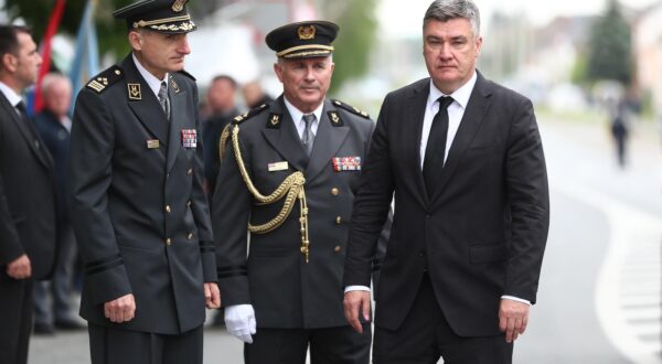 01.05.2024., Okucani - Sredisnja svecanost obiljezavanja 29. obljetnice vojno-redarstvene operacije "Bljesak" odrzana je u Okucanim uz nazocnost drzavnog vrha. Polaganjem vijenaca i cvijeca prisutni su odali pocast svima koju su zivot polozili za hrvatsku slobodu i samostalnost. Predsjednik RH Zoran Milanovic, nacelnik Glavnog stozera OS RH Tihomir Kundid. Photo: Matija Habljak/PIXSELL