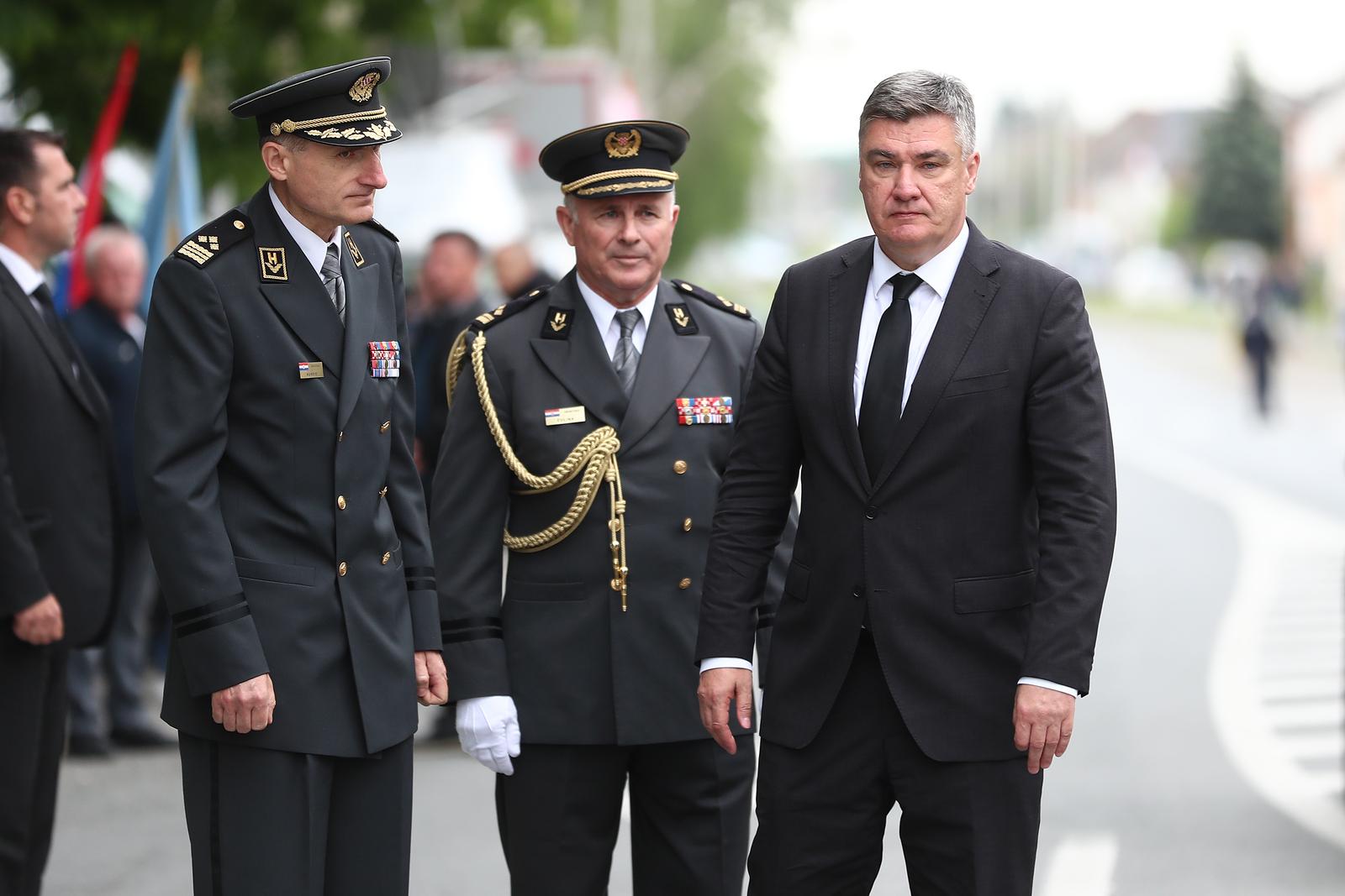 01.05.2024., Okucani - Sredisnja svecanost obiljezavanja 29. obljetnice vojno-redarstvene operacije "Bljesak" odrzana je u Okucanim uz nazocnost drzavnog vrha. Polaganjem vijenaca i cvijeca prisutni su odali pocast svima koju su zivot polozili za hrvatsku slobodu i samostalnost. Predsjednik RH Zoran Milanovic, nacelnik Glavnog stozera OS RH Tihomir Kundid. Photo: Matija Habljak/PIXSELL