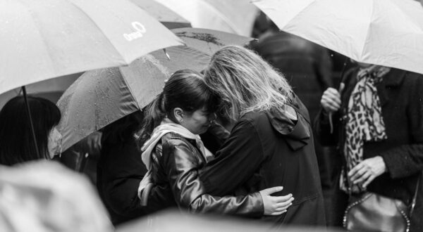 03.05.2024., Beograd, Srbija - Roditelji djece koja su prije tocno godinu dana stradala u pucnjavi u OS Vladislav Ribnikar u Beogradu stigli su jutros pred skolu. Tamo su polozili cvijece i upalili svijece u znak sjecanja na ubijenu djecu i cuvara skole. U 8:41 ispred skole cule su se sirene za uzbunu. U isto vrijeme mediji u Srbiji prekinuli su program i minutom sutnje odali pocast ubijenima. Roditelji su potom krenuli u Tasmajdanski park, mjesto gdje su djeca odrastala i igrala se. Tamo je postavljan video-zid gdje se prikazuju fotografije stradalih. Photo: Borna Jaksic/PIXSELL