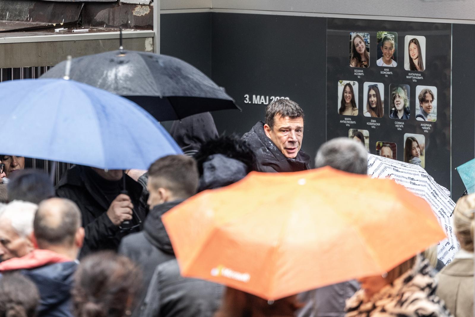 03.05.2024., Beograd, Srbija - Roditelji djece koja su prije tocno godinu dana stradala u pucnjavi u OS Vladislav Ribnikar u Beogradu stigli su jutros pred skolu. Tamo su polozili cvijece i upalili svijece u znak sjecanja na ubijenu djecu i cuvara skole. U 8:41 ispred skole cule su se sirene za uzbunu. U isto vrijeme mediji u Srbiji prekinuli su program i minutom sutnje odali pocast ubijenima. Roditelji su potom krenuli u Tasmajdanski park, mjesto gdje su djeca odrastala i igrala se. Tamo je postavljan video-zid gdje se prikazuju fotografije stradalih.   Photo: Borna Jaksic/PIXSELL