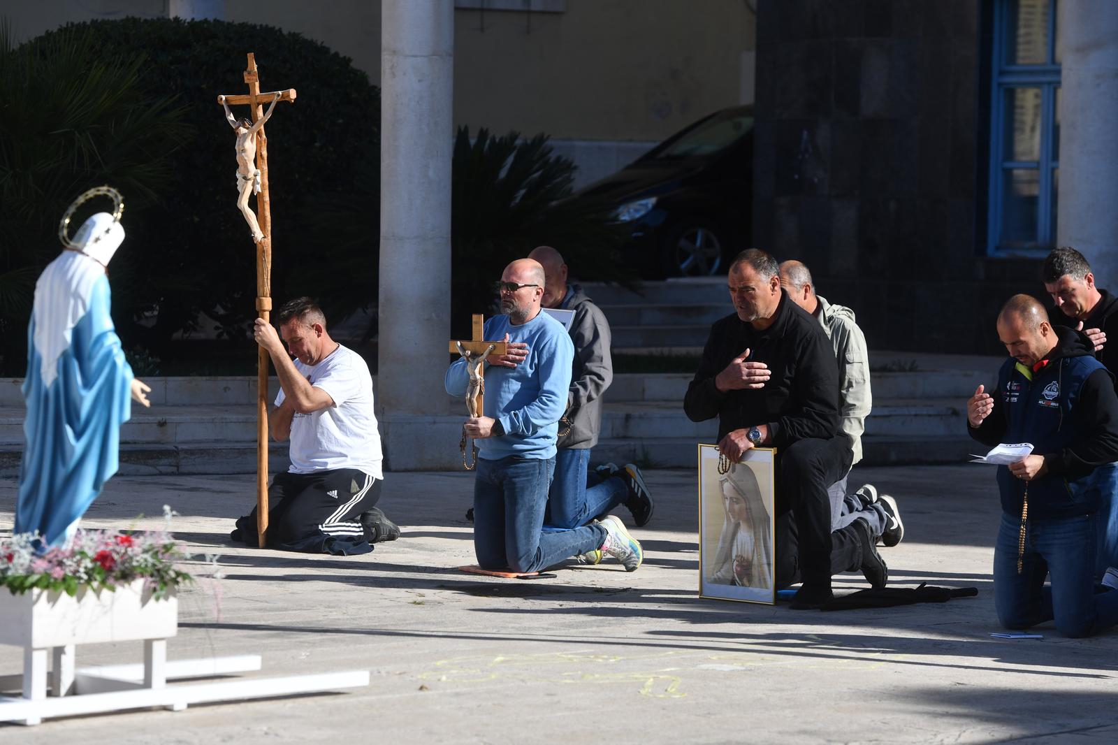 04.05.2024., Sibenik - Svake prve subote u mjesecu moli se krunica na gradskom trgu u Sibeniku. Photo: Hrvoje Jelavic/PIXSELL