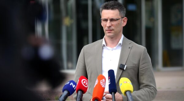 04.05.2024., Zagreb - Bozo Petrov, predsjednik stranke Most odrzao je ispred Porezne uprave konferencijuu za medije s temom "Osnivanje ureda za istrazivanje porijekla imovine Mostov uvjet za antikorupcijsku vecinu" Photo: Zeljko Hladika/PIXSELL