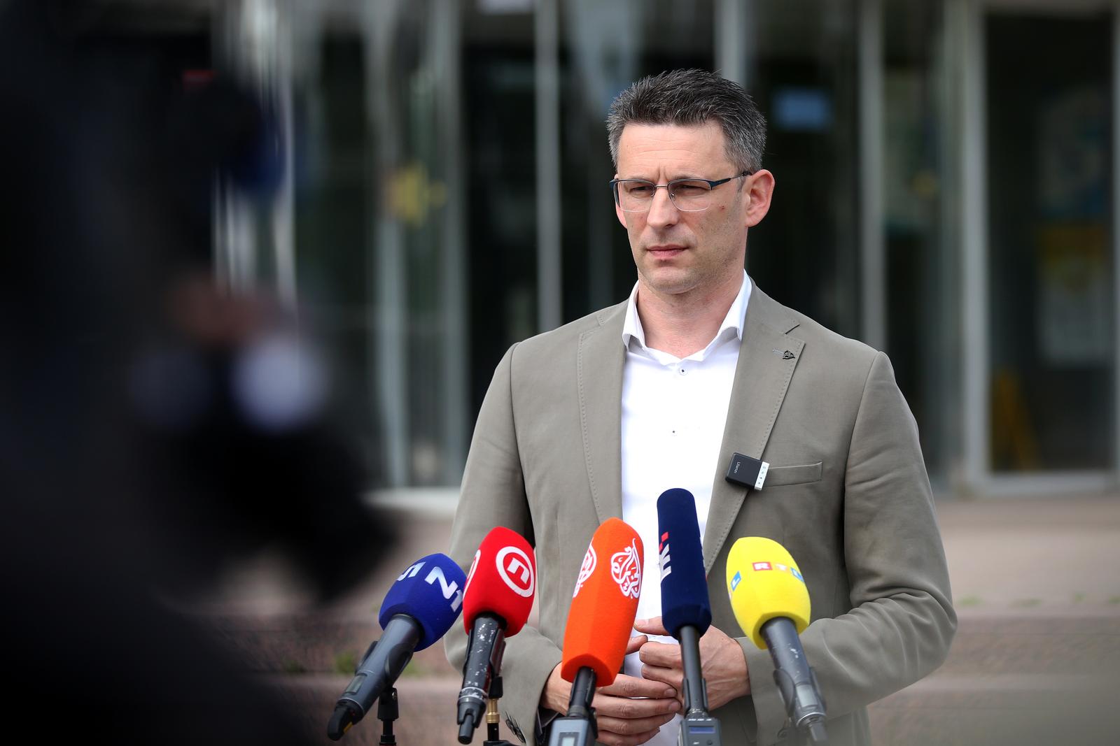 04.05.2024., Zagreb - Bozo Petrov, predsjednik stranke Most odrzao je ispred Porezne uprave konferencijuu za medije s temom "Osnivanje ureda za istrazivanje porijekla imovine Mostov uvjet za antikorupcijsku vecinu" Photo: Zeljko Hladika/PIXSELL