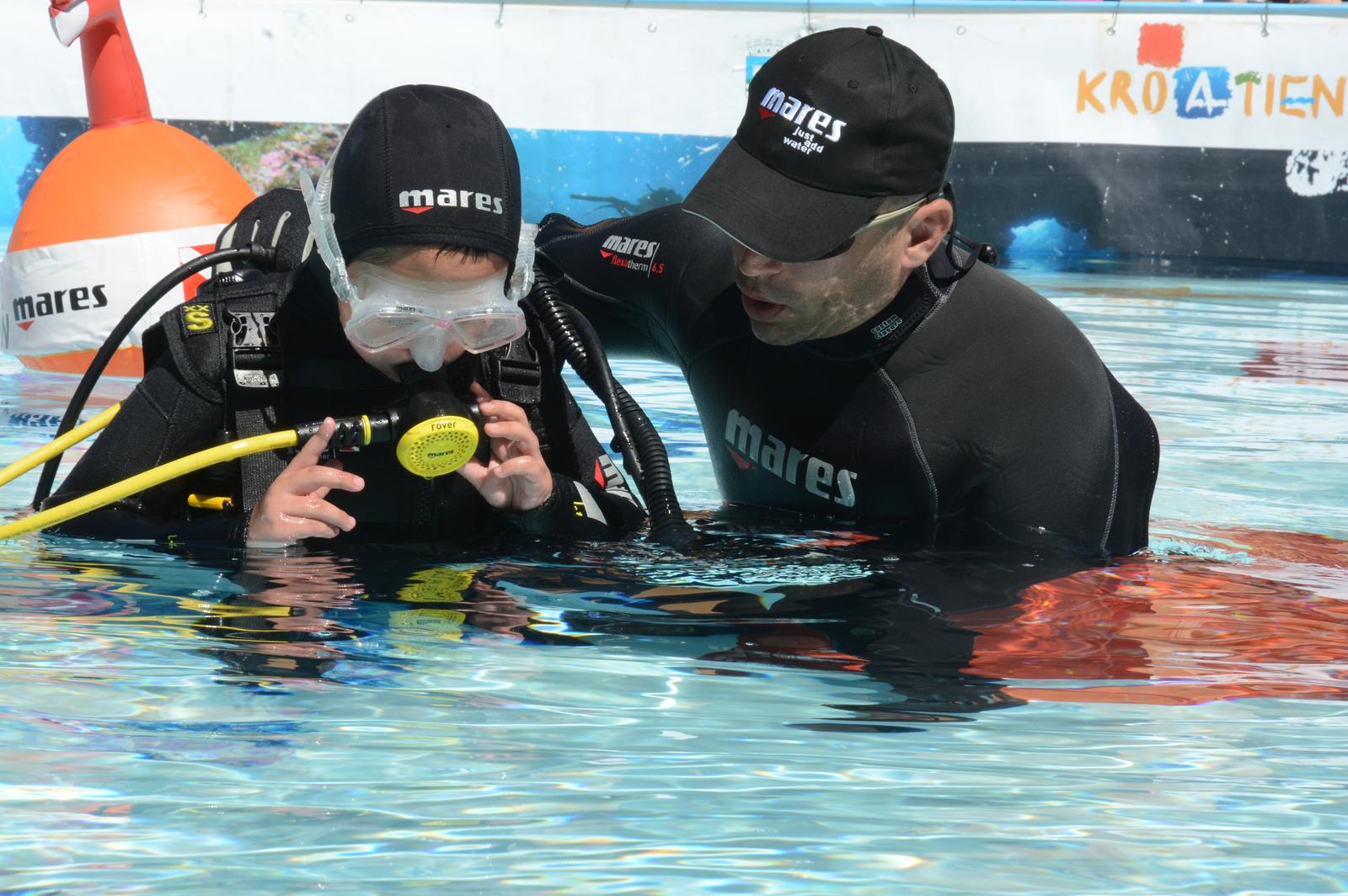 06.05.2017., Sisak - U pjesackoj zoni postavljen je montazni bazen u kojem su ronoci Ronlackog kluba Sisak i instruktori ronjenja Nemo Adria Rescue Team sproveli projekt "Pogled u plavo". Ovaj projekt spaja sigurnost u ronjenju i promociju ronjenja, a cilj mu je potaknuti sto veci broj najmladjih za bavljenje ovim sportom. Photo: Nikola Cutuk/PIXSELL