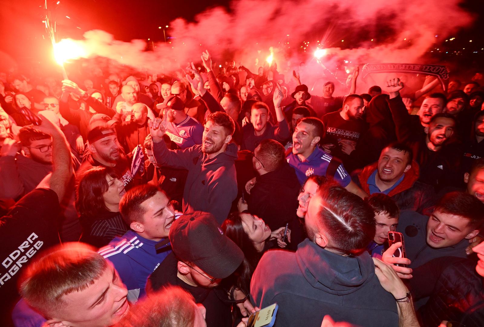 05.05.2024., Zagreb - Nakon pobjede u Rijeci nogometase Dinamo na stadionu docekali navijaci.  Photo: Marko Lukunic/PIXSELL