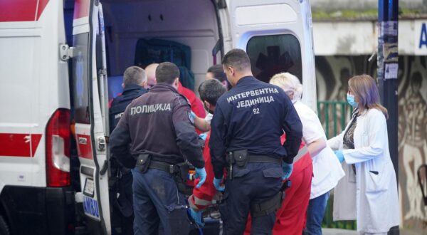 06, November, 2021, Belgrade - After the attack on the police officers, they were taken care of at the Sremcica Health Center, from where they were transferred to the Emergency Center. Photo: Antonio Ahel/ATAImages

06, novembar, 2021, Beograd - Posle napada na policijske sluzbenike oni su zbrinuti u Domu zdravlja Sremcica, odakle su potpom prebaceni u Urgentni centar. Photo: Antonio Ahel/ATAImages Photo: Antonio Ahel/PIXSELL