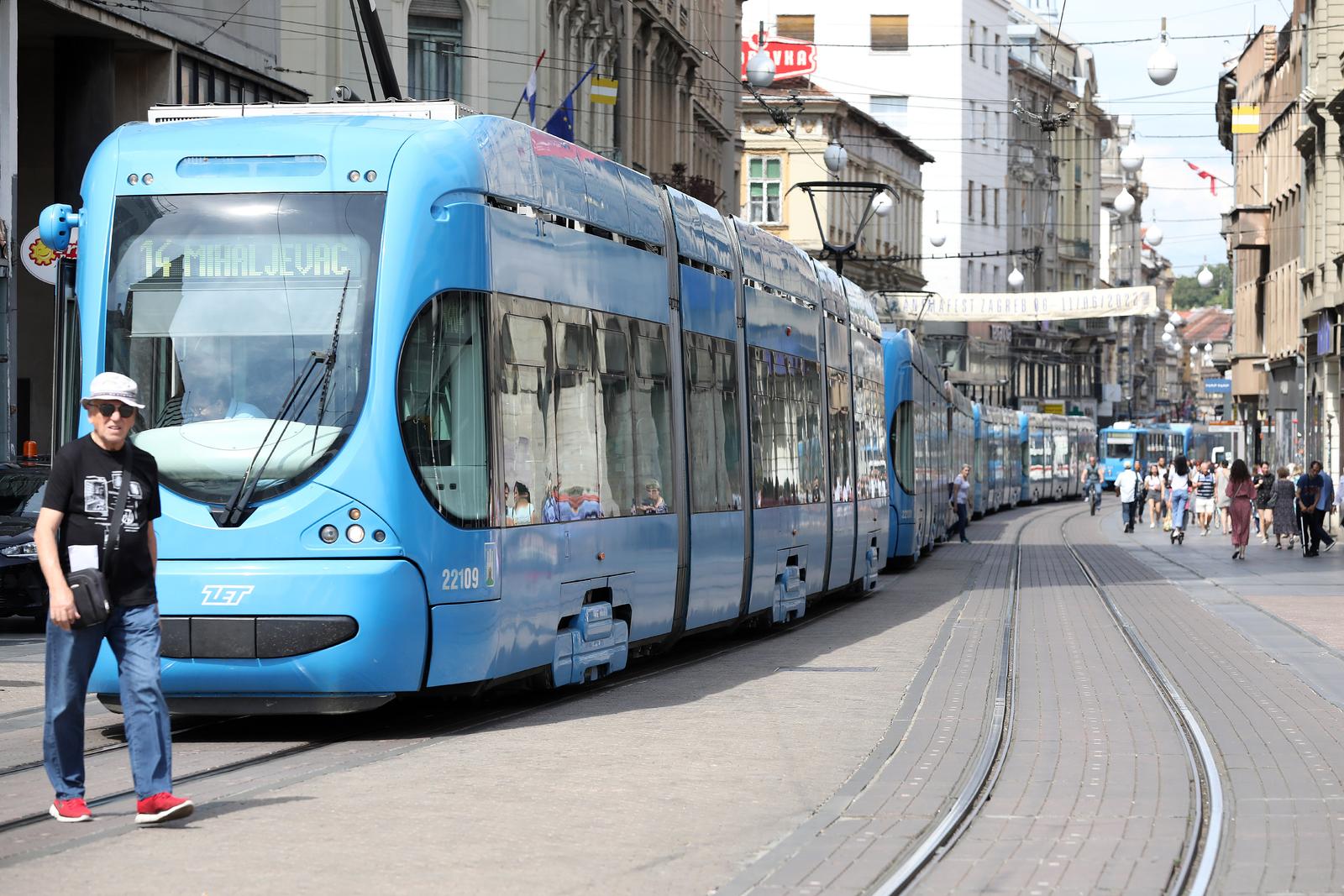 07.06.2022., Zagreb - Zbog kvara skretnice na Trgu bana Jelacica oko 10 sati doslo je do zastoja tramvaja. Tramvaji su stajali duz cijele Ilice. Photo: Patrik Macek/PIXSELL