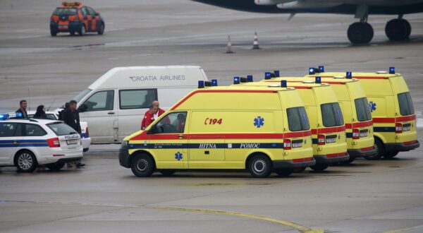 07.11.2014., Zagreb, Zracna luka Zagreb - Danas u 11 sati i 10 minuta sletjeo je avion iz Beca u kojem su stigli osam ukrajinskih ranjenih vojnika. Vojnici su kolima hitne pomoci prevezeni u Novu bolnicu u Dubravi. "nPhoto: Igor Kralj/PIXSELL