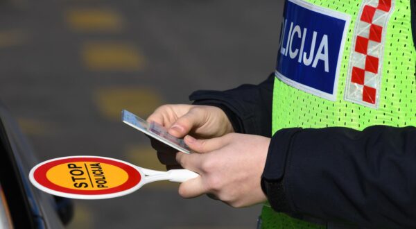 08.02.2022., Sibenik - Policijska akcija usmjerena na pjesake i vozila provodi se tijekom jutra na podrucju grada Sibenika. Photo: Hrvoje Jelavic/PIXSELL