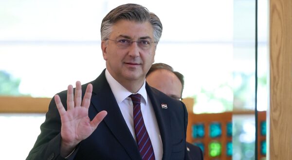10.05.2024., Ured predsjednika, dvorana 2, Zagreb - Predsjednik Republike Zoran Milanovic primio je predsjednika Vlade RH i predsjednika HDZ-a Andreja Plenkovica koji mu je donio potpise za davanje mandata za sastavljanje Vlade Republike Hrvatske. Photo: Goran Stanzl/PIXSELL