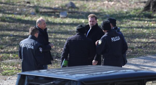 11.03.2022.,Zagreb - Ministar obrane Mario Banozic posjetio je mjesto pada bespilotne letjelice, koja se u cetvrtak oko 23 sata srusila u Zagrebu. Photo: Luka Stanzl/PIXSELL