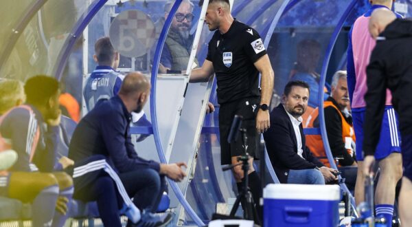 11.05.2024., stadion Maksimir, Zagreb - SuperSport HNL, 34. kolo, GNK Dinamo - NK Osijek. Sudac Patrik Kolaric pregledava VAR. Photo: Luka Stanzl/PIXSELL