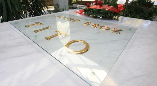 21.12.2011. Beograd- Kuca cvijeca u kojoj se nalazi grob Josipa Broza Tita i muzej. Titov grob.rPhoto: Boris Scitar/PIXSELL
