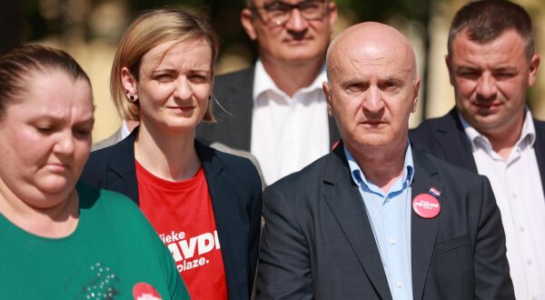 12.04.2024., Vinkovci - Clanovi koalicije Rijeke pravde druzili su se s gradjanima na Trgu bana Josipa Sokcevica. Biljana Gaca, Predrag Matic Photo: Davor Javorovic/PIXSELL