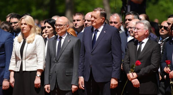 12.05.2024., Spomen podrucje Donja Gradina, Kozarska Dubica (BiH) - U Spomen podrucju Donja Gradina kod Kozarske Dubice odrzava se obiljezavanje Dana sjecanja na zrtve ustaskog zlocina u koncentracionim logoru Jasenovac. Nekoliko hiljada ljudi i djeca danas su autobusima dosli iz cijele Republike Srpske, a vijence su polozili Milorad Dodik, predsjednik RS, Radovan Viskovic, premijer RS, Milos Vucevic, premijer Srbije, Igor Kalabuhov, veleposlanik Rusije u BiH, Andrija Mandic, presdjenik Skupstine Crne Gore, i mnoge druge zvanice. Zvanicnici su se kasnije obratili okupljenim gradjanima. Dan sjecanja na zrtve zlocina u NDH obiljezava se povodom oslobadjanja ustaskog logora Jasenovac, jednog od najvecih i najstrasnijih logora smrti u Europi.
Photo: Dejan Rakita/Pixsell Photo: Dejan Rakita/PIXSELL