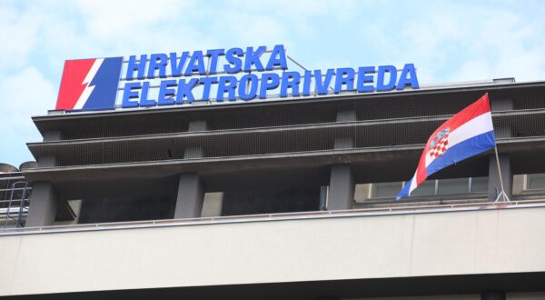 12.07.2022., Zagreb -  Zelena akcija je prigodnim performansom ispred zgrade HEP-a ukazala na veliki trosak zbog emisije ugljicnog dioksida iz termoelektrane, te zatrazila zatvaranje termoelektrane Plomin 2 u iducih nekoliko godina.  Photo: Lovro Domitrovic/PIXSELL