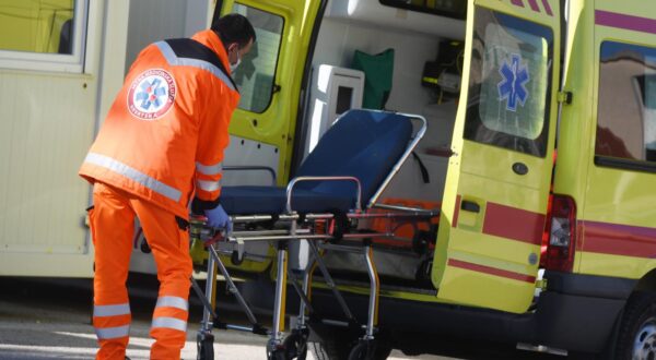 13.02.2023., Sibenik - Tim Hitne medicinske pomoci ispred Sibenske opce bolnice. Photo: Hrvoje Jelavic/PIXSELL