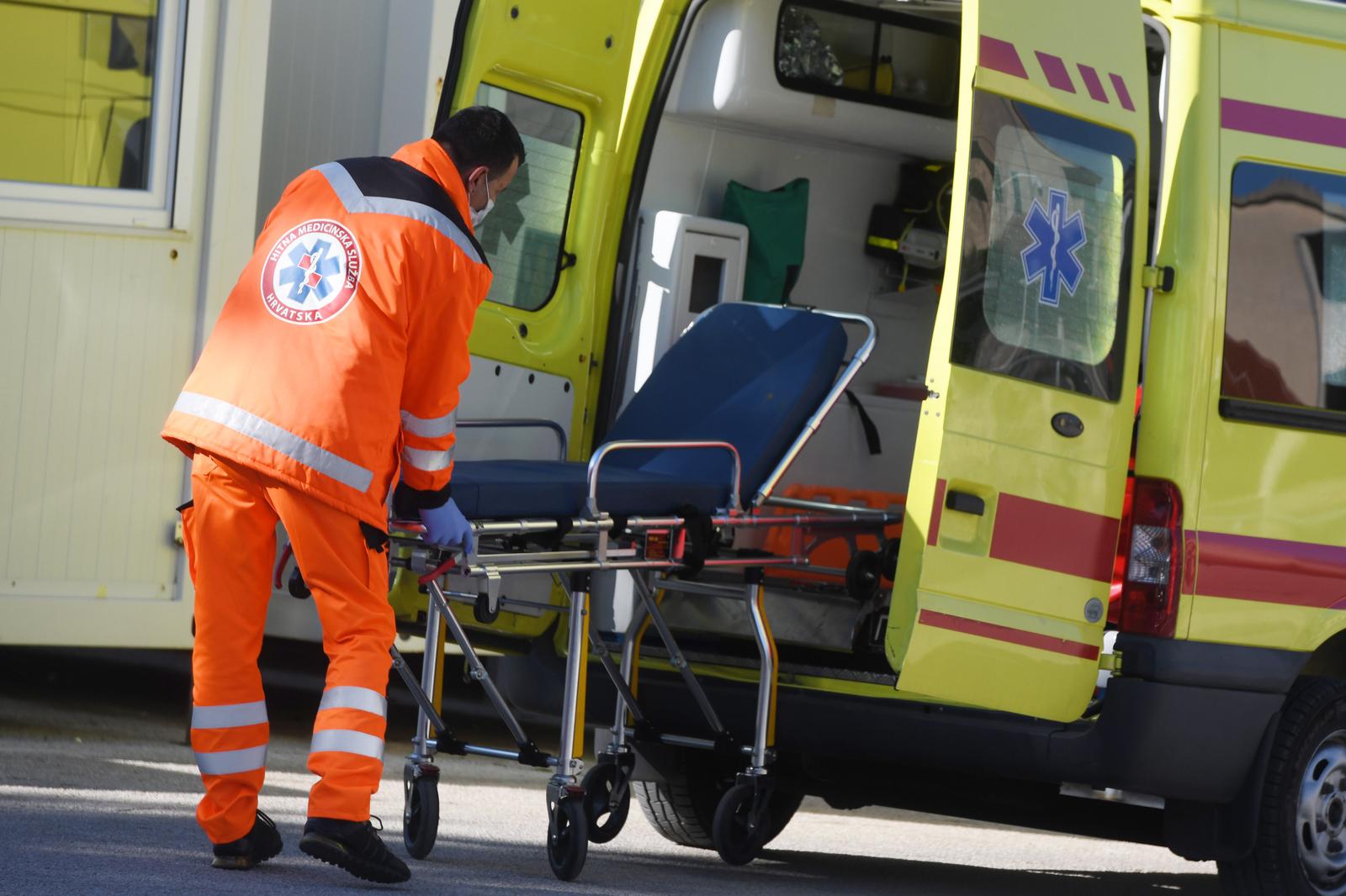 13.02.2023., Sibenik - Tim Hitne medicinske pomoci ispred Sibenske opce bolnice. Photo: Hrvoje Jelavic/PIXSELL