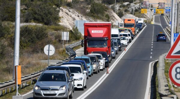 14.03.2022., Sibenik - Zbog radova na Jadranskoj magistrali kod Sibenika stvaraju se velike guzve i kolone vozila.
 Photo: Hrvoje Jelavic/PIXSELL